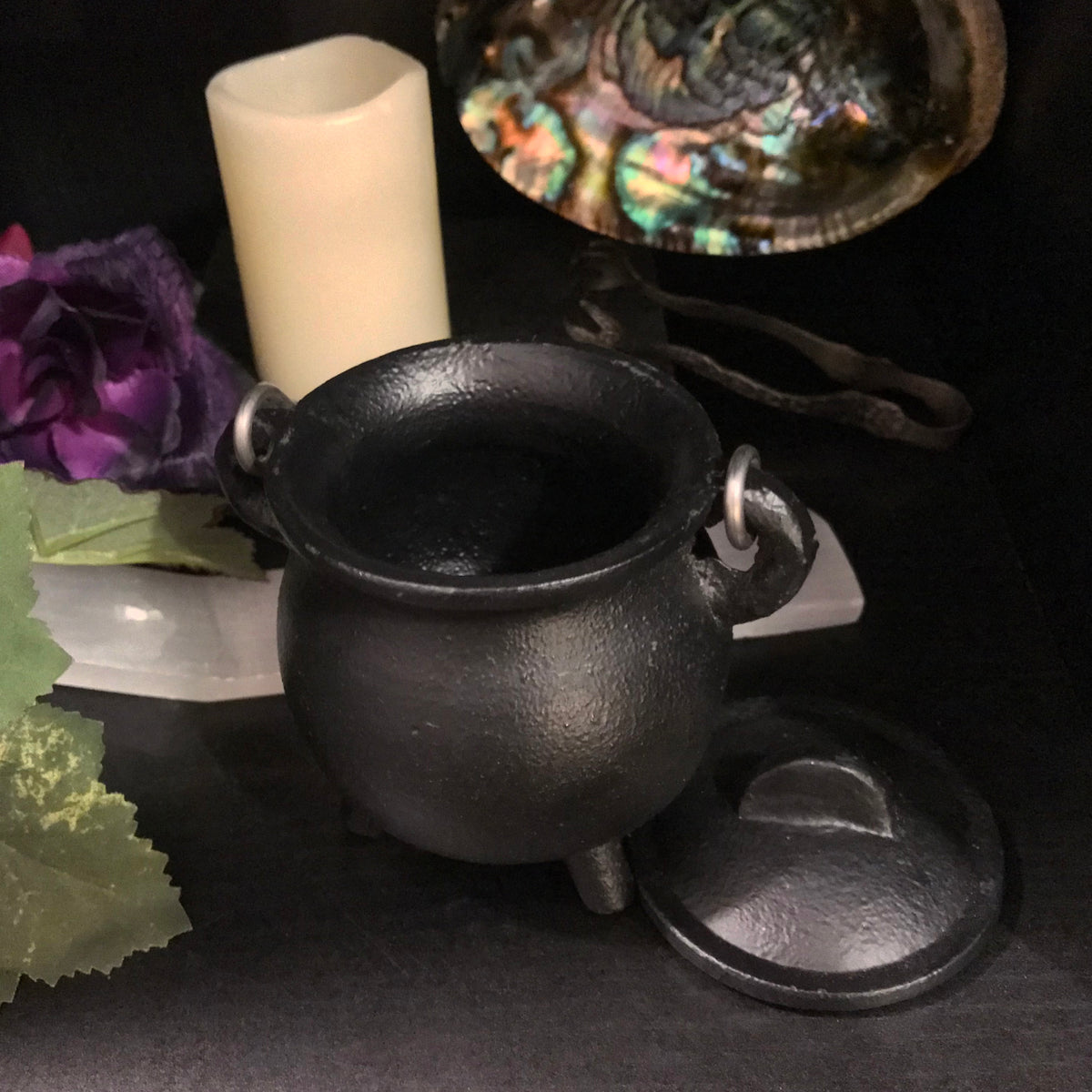 http://6witch3.shop/cdn/shop/products/6w3-altar-items-iron-cauldron-mini-black-02-web_1200x1200.jpg?v=1628221770